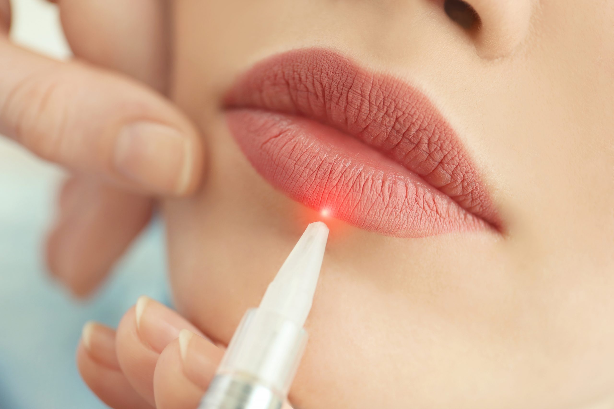 Laserowe usuwanie makijażu permanentnego: jak wygląda zabieg?