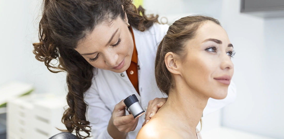 Badanie skóry przy użyciu urządzenia diagnostycznego